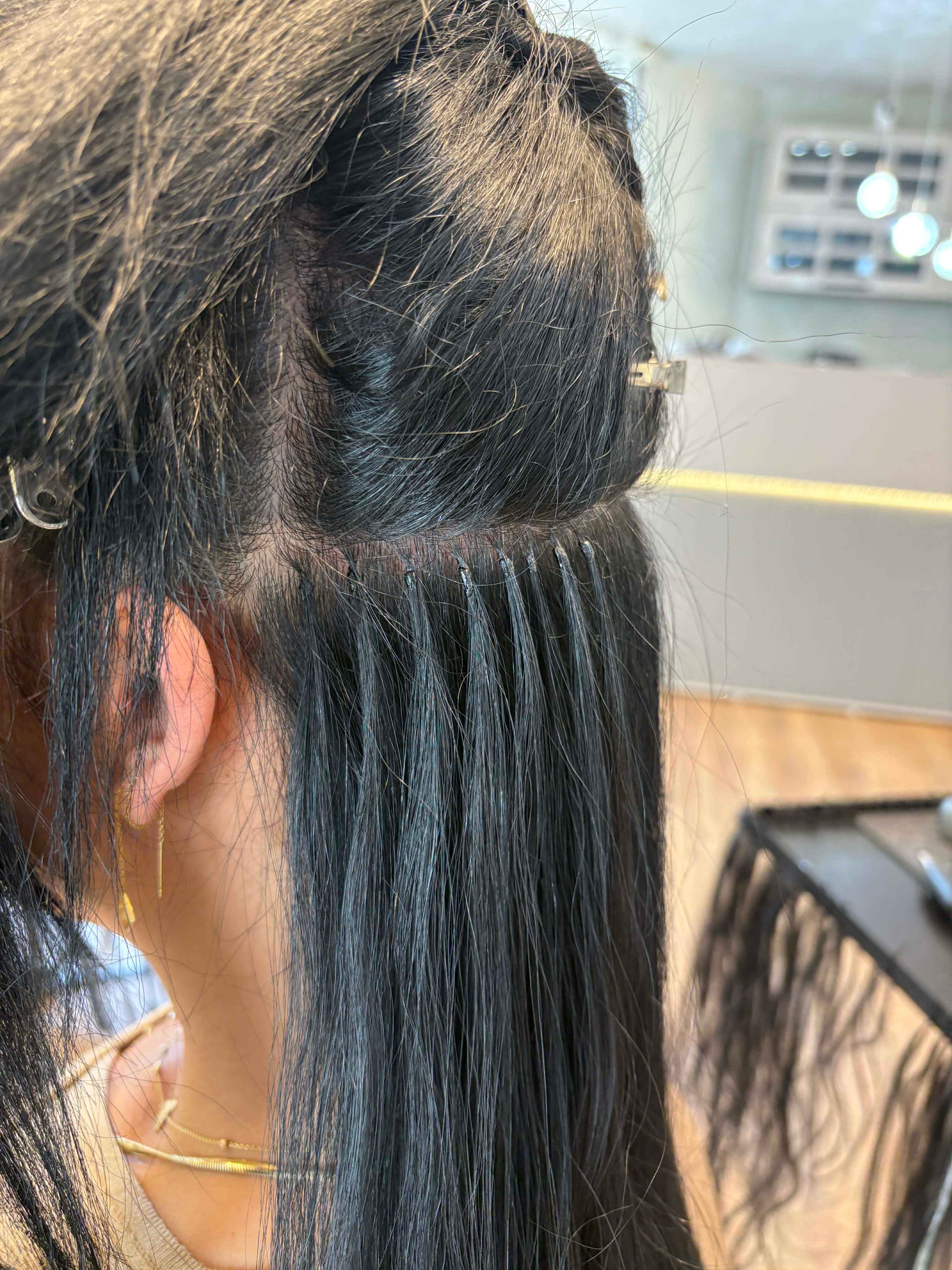 Nærbillede af premium micro- og nano keratin extensions