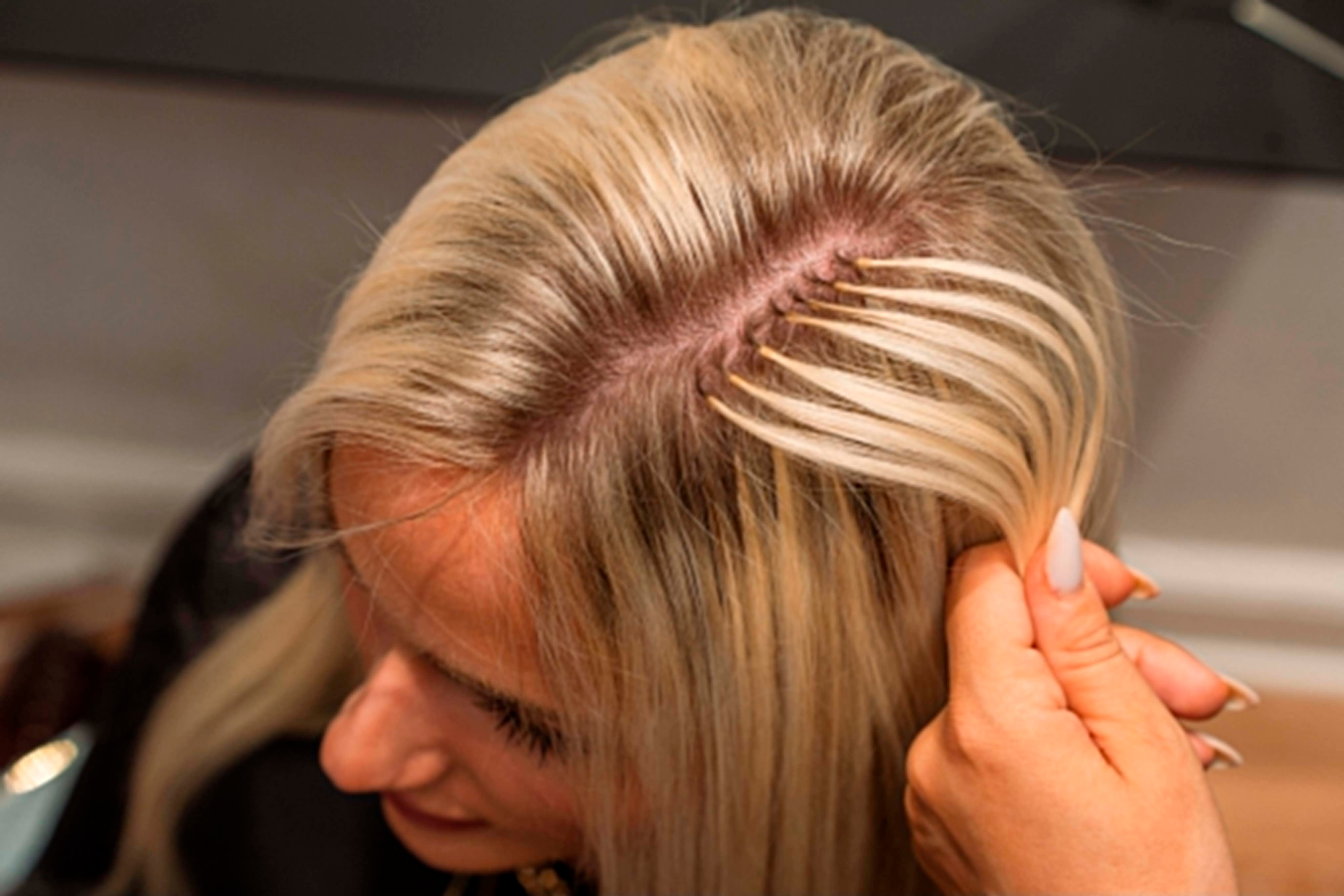 Påsætning af micro keratin extensions i håret med fokus på præcis placering