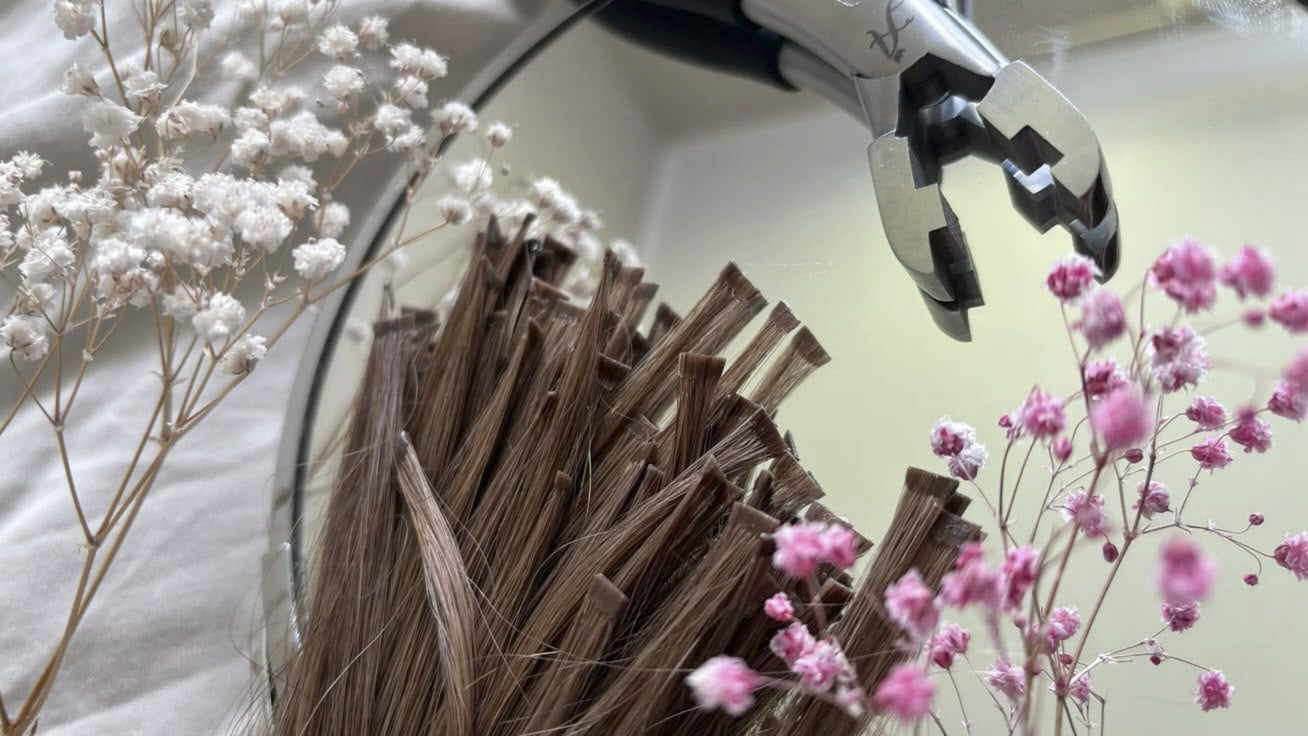 Nærbillede af forberedelse af keratin bonds til extensions
